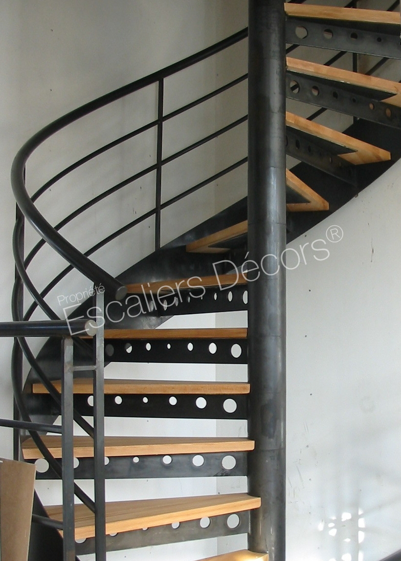 Photo DH77 - Escalier intérieur en colimaçon, métal et bois pour une décoration type loft. Vue 2